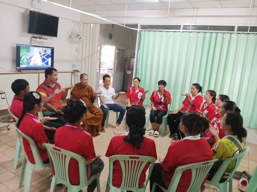 พระอาจารย์สมยศได้เมตตาให้การอบรมแก่เจ้าหน้าที่บ้านเบธานี