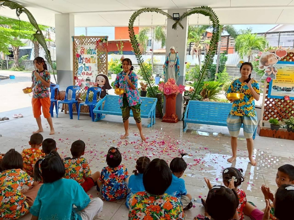 รับพรวันสงกรานต์สไตล์ "ลอเรนโซ"