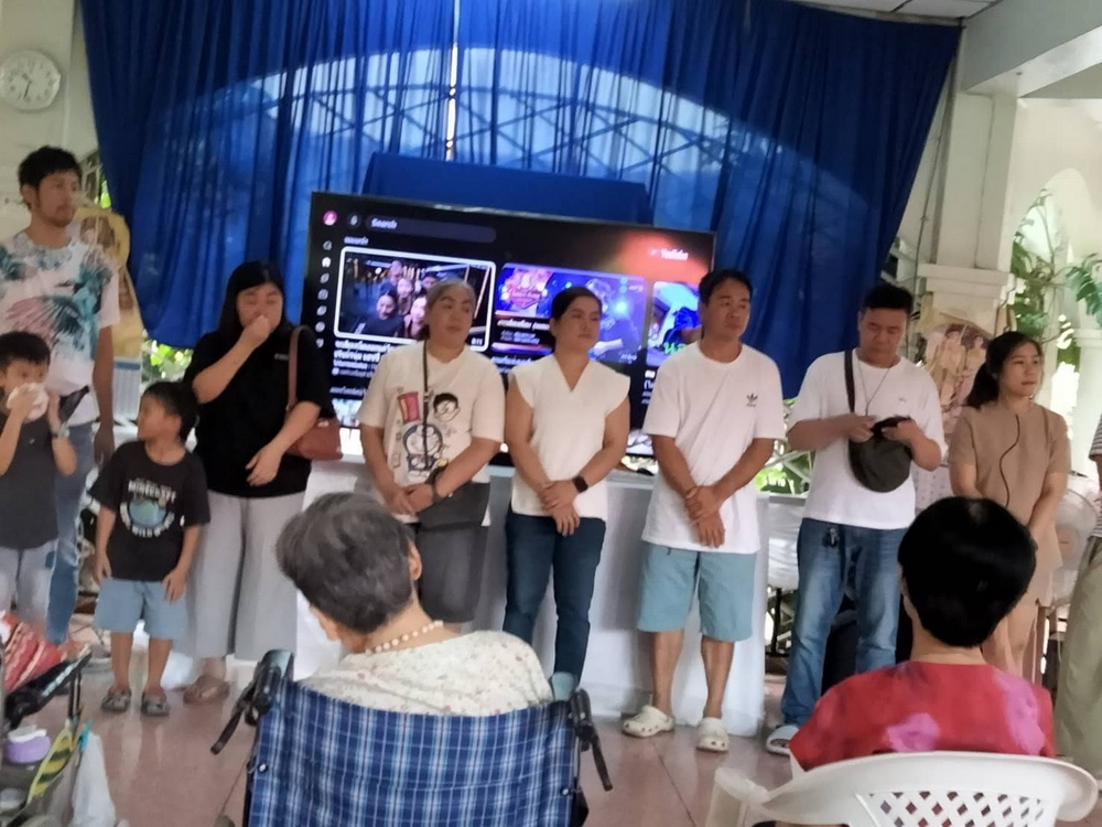 คุณอรุณ รัตนสุต และครอบครัว ที่ได้มาเยี่ยมและนำปัจจัยต่างๆ มามอบให้บ้านเบธานี