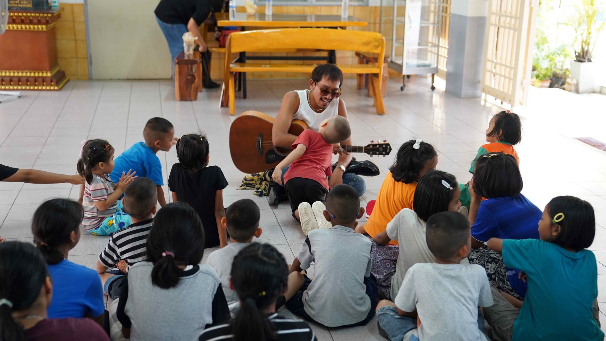 D Gerrard พร้อมทีมงาน The Voice Thailand เข้ามอบเงินบริจาคเพื่อเป็นทุนการศึกษาให้น้อง ๆ บ้านลอเรนโซ