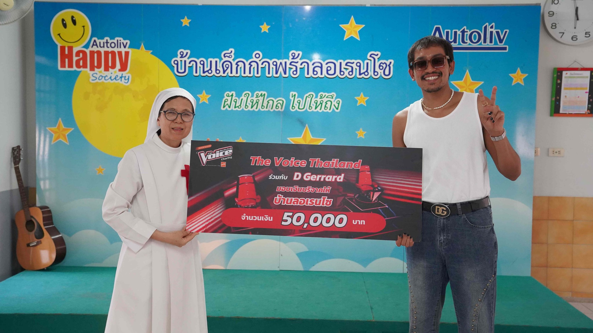 D Gerrard พร้อมทีมงาน The Voice Thailand เข้ามอบเงินบริจาคเพื่อเป็นทุนการศึกษาให้น้อง ๆ บ้านลอเรนโซ