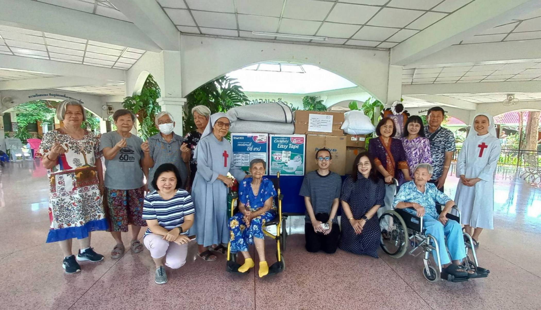 ขอขอบคุณ คุณนวลพร และเพื่อน ๆ สำหรับอาหาร และของใช้ที่จำเป็นที่นำมามอบแก่เรา