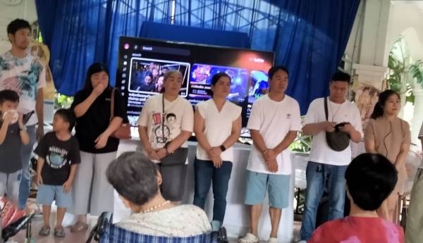 คุณอรุณ รัตนสุต และครอบครัว ที่ได้มาเยี่ยมและนำปัจจัยต่างๆ มามอบให้บ้านเบธานี