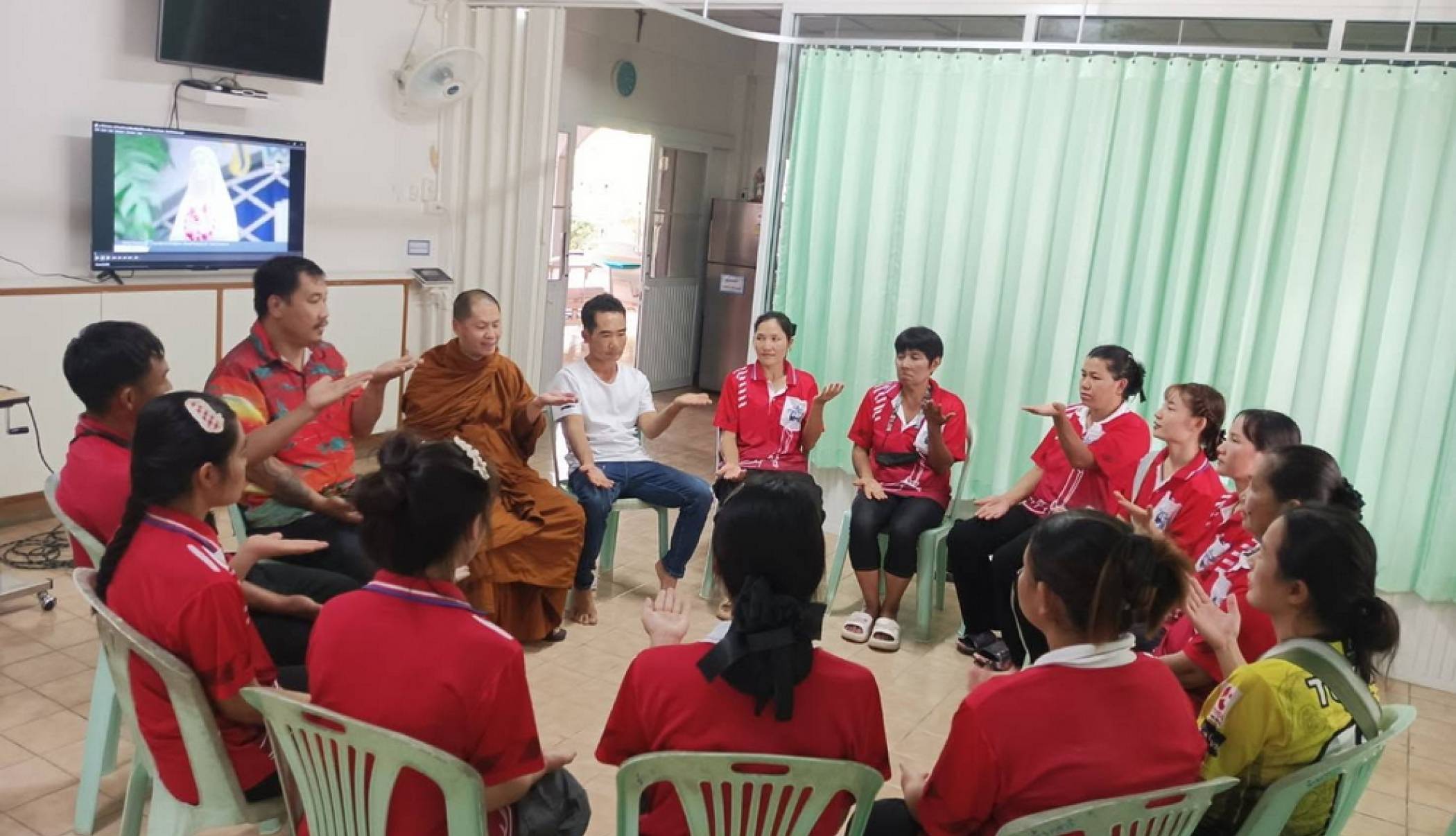 พระอาจารย์สมยศได้เมตตาให้การอบรมแก่เจ้าหน้าที่บ้านเบธานี