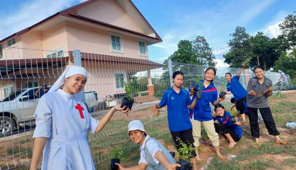 ร่วมแรงร่วมใจเตรียมสถานที่เปิดบ้านพักซิสเตอร์หมู่คณะบ้านเมตตารักษ์ ดอนตาล จ.มุกดาหาร